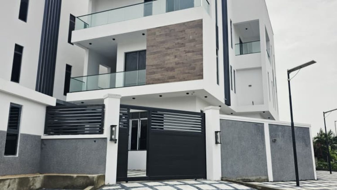 Massive 5 Bedroom Luxury Home For Sale at Lekki Phase 1 Lagos