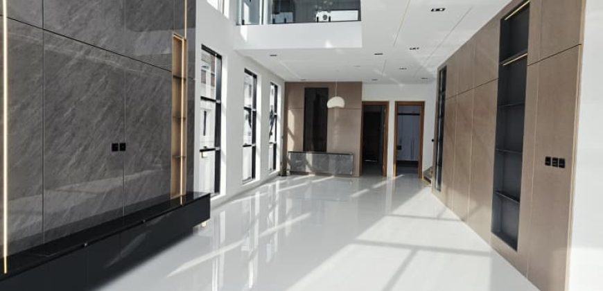 Stunning Modern 5 Bedroom For Sale