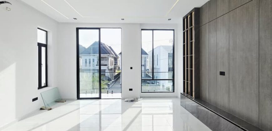 Stunning Modern 5 Bedroom For Sale