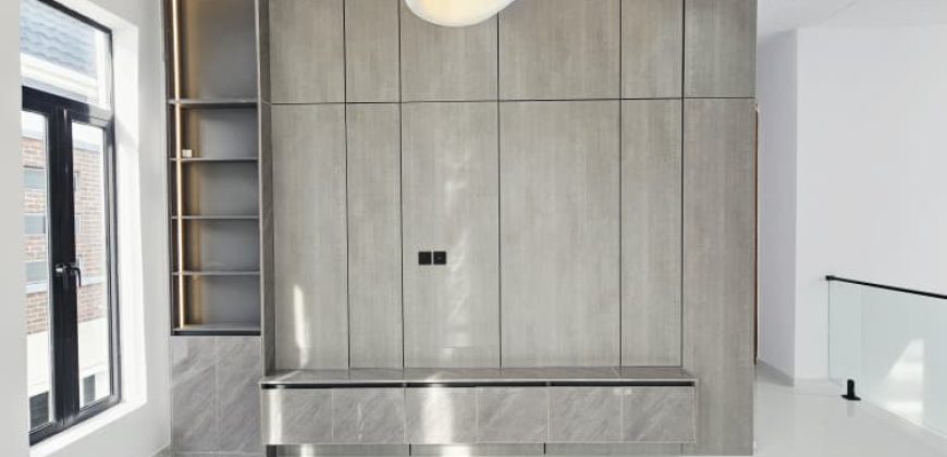 Stunning Modern 5 Bedroom For Sale