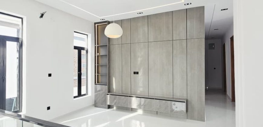 Stunning Modern 5 Bedroom For Sale