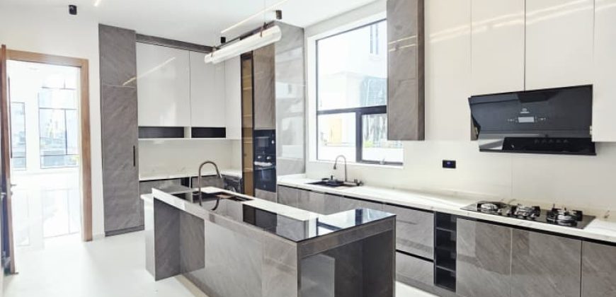 Stunning Modern 5 Bedroom For Sale
