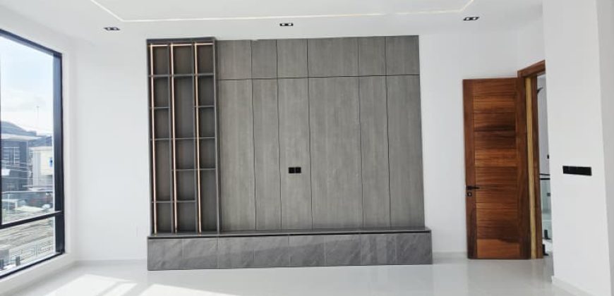 Stunning Modern 5 Bedroom For Sale