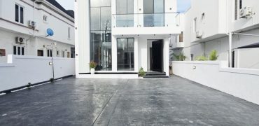 Stunning Modern 5 Bedroom For Sale