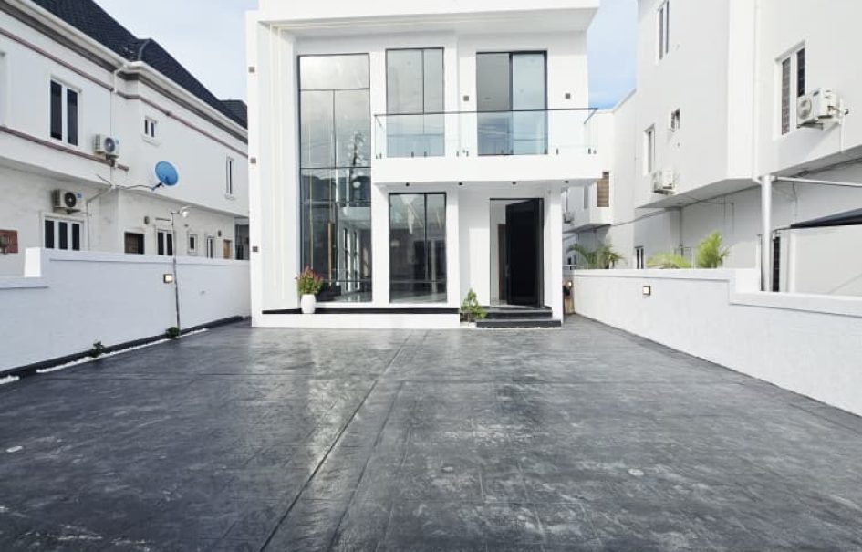 Stunning Modern 5 Bedroom For Sale