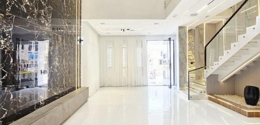 Stunning Modern 5 Bedroom Home With Swimming Pool For Sale