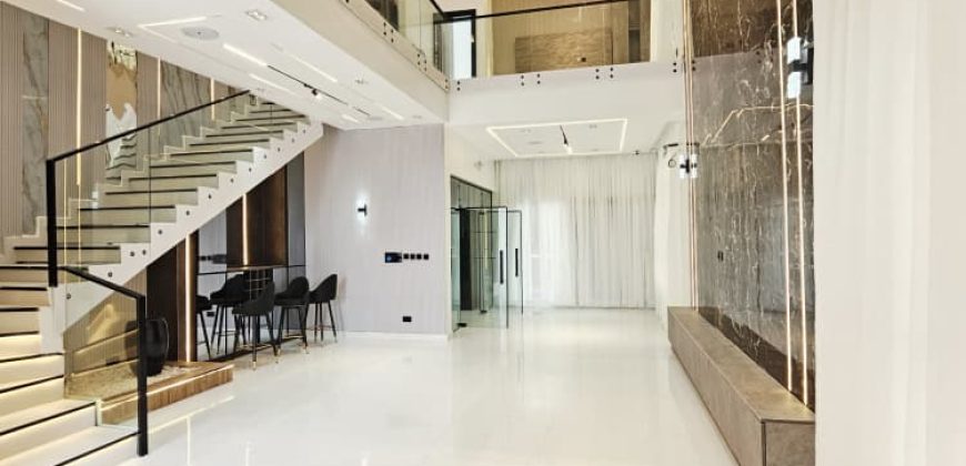 Stunning Modern 5 Bedroom Home With Swimming Pool For Sale