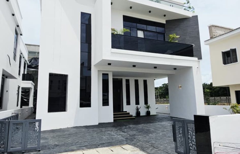 Stunning Modern 5 Bedroom Home With Swimming Pool For Sale