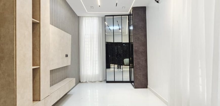 Stunning Modern 5 Bedroom Home With Swimming Pool For Sale