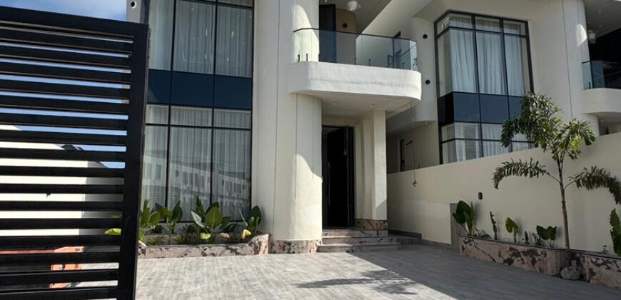 Stunning 5 Bedroom Detached Duplex with Swimming pool for sale