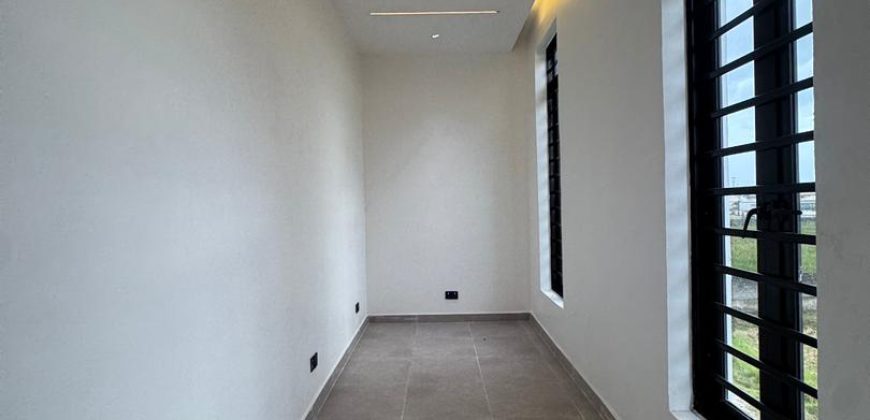 Stunning 5 Bedroom Detached Duplex with swimming pool