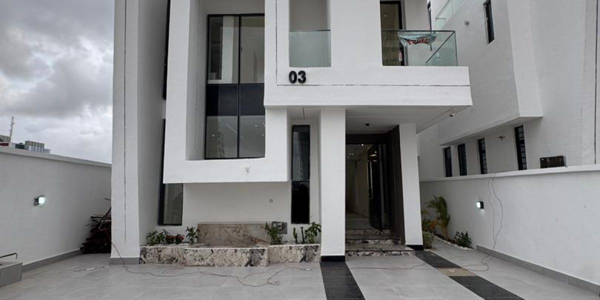Stunning 5 Bedroom Detached Duplex with swimming pool