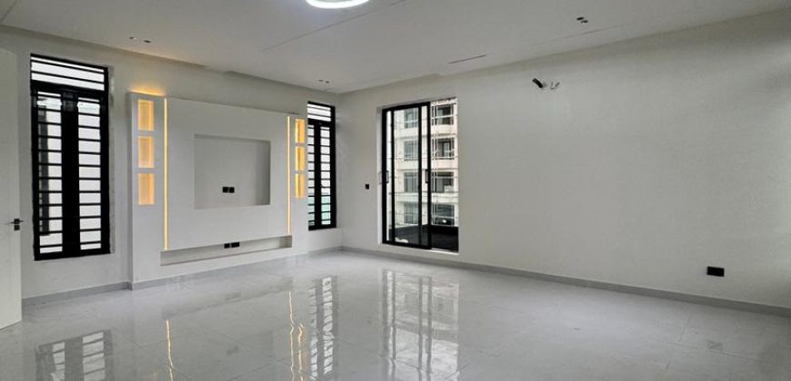 Stunning 5 Bedroom Detached Duplex with swimming pool