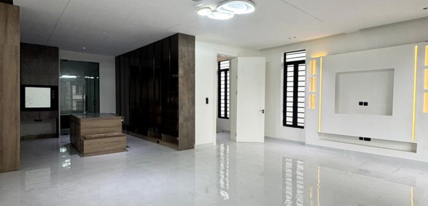 Stunning 5 Bedroom Detached Duplex with swimming pool