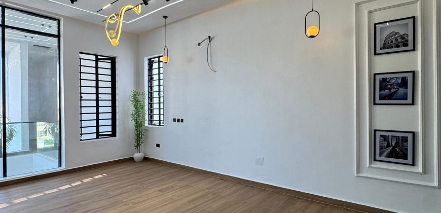 5-Bedroom Luxury Duplex with Pool & Gym