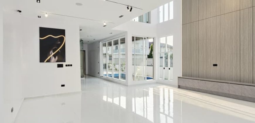 Modern 5 Bedroom Luxury Home With Water Views  For Sale
