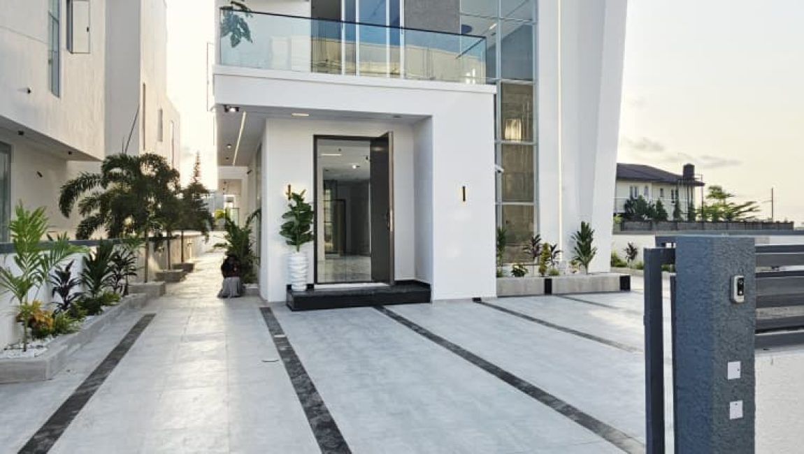 Modern 5 Bedroom Luxury Home With Water Views  For Sale