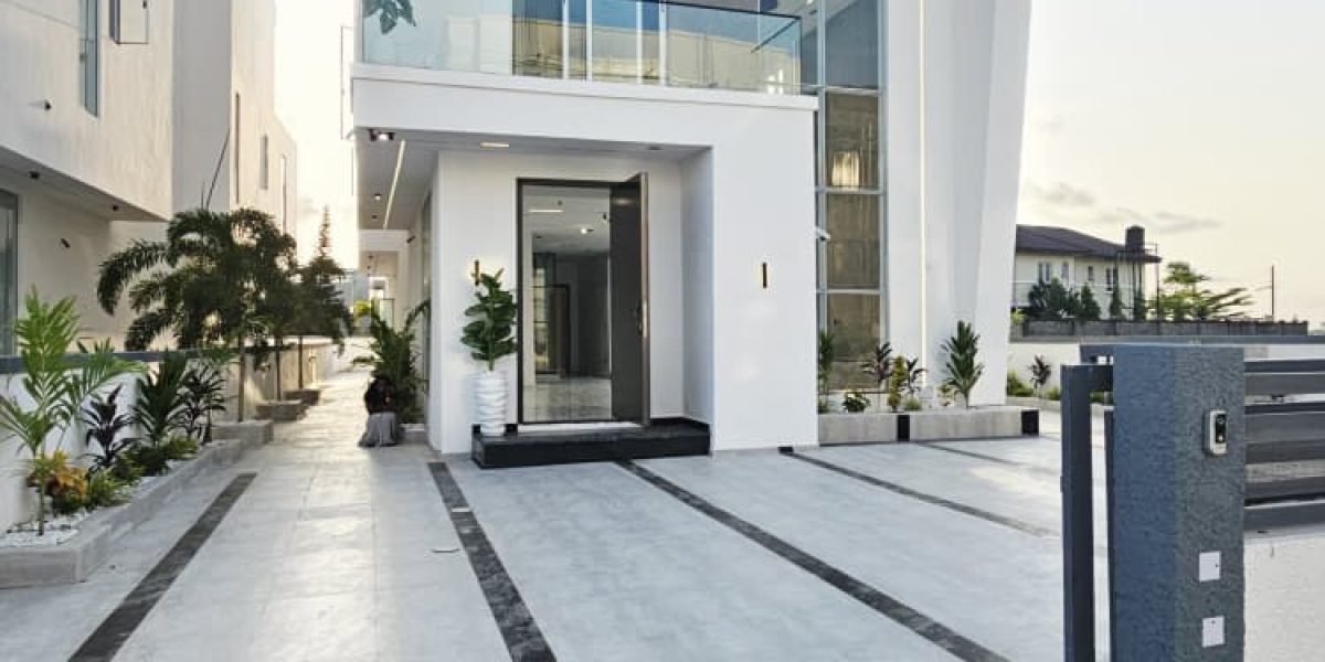 Modern 5 Bedroom Luxury Home With Water Views  For Sale