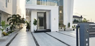 Modern 5 Bedroom Luxury Home With Water Views  For Sale