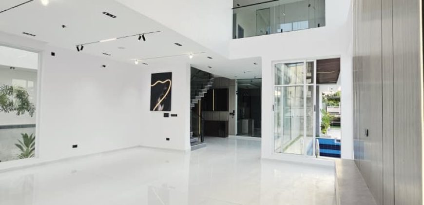 Modern 5 Bedroom Luxury Home With Water Views  For Sale