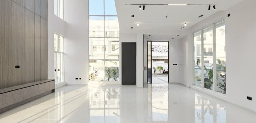 Modern 5 Bedroom Luxury Home With Water Views  For Sale