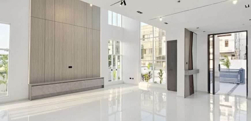 Modern 5 Bedroom Luxury Home With Water Views  For Sale